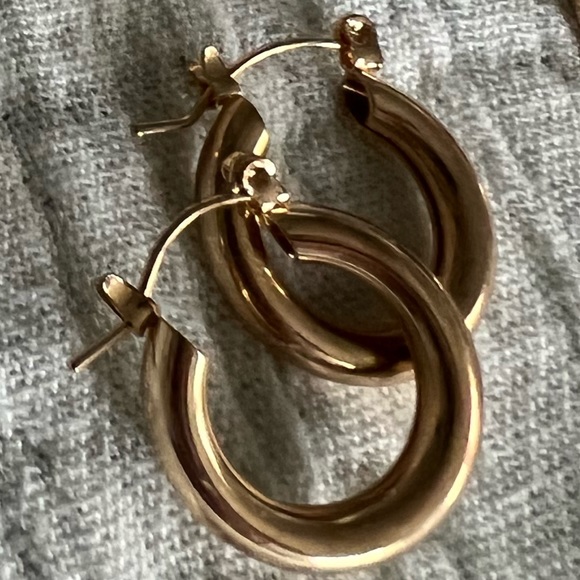 SHEIN - Simple Gold Hoop Earrings - Picture 6 of 6